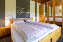 Schlafzimmer mit Doppelbett